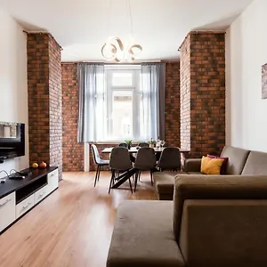 Jacuzzi And Privacy With 2 Balconies And Free Garage דירה בודפשט